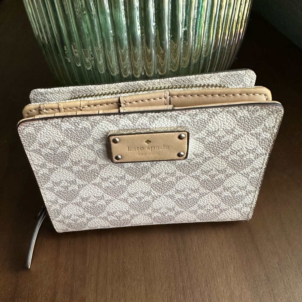 Kate Spade ♠️ Iconic Spade Design Wallet - Picture 2 of 10